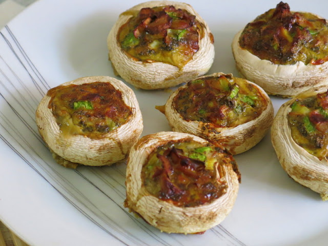 CHAMPIÑONES RELLENOS DE CALABACÍN Y HUEVO