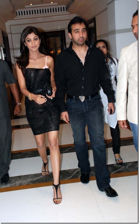 Shilpa-Shetty-with-Raj-Kundra-at-launch-Rajasthan-Royals-team-T-shirt