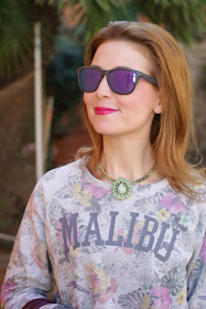 Malibu sweatshirt, Sodini bijoux collana, Oakley blue mirror sunglasses, Fashion and Cookies, fashion blogger