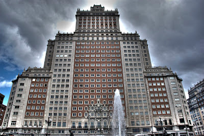 Foto Edificio gigante y nubes negras