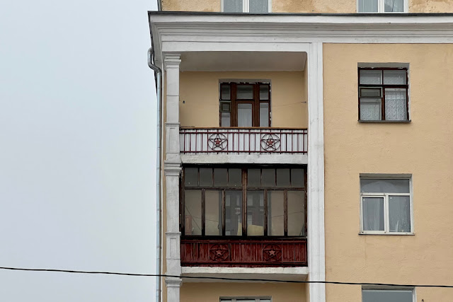 Люблинская улица, улица Судакова, жилой дом 1932 года постройки, звезды на балконе