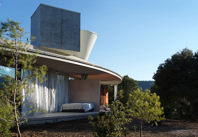 Offene Ringform als gut belüftetes Haus –
Architektur und Design gehen bei diesem Haus und Einrichtung Hand in Hand