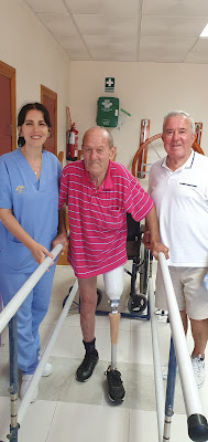 Nuestra fisioterapeuta Laura junto a nuestro usuario Antonio y su familiar.
