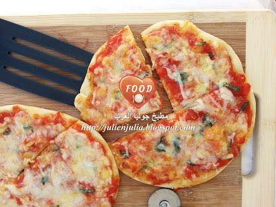 Thin Crust Pizza Margherita بيتزا مارجريتا رقيقة