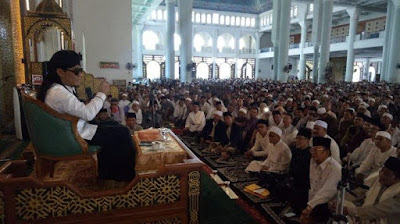 Kyai Gus miftah di Masjid Agung Surabaya Al Akbar