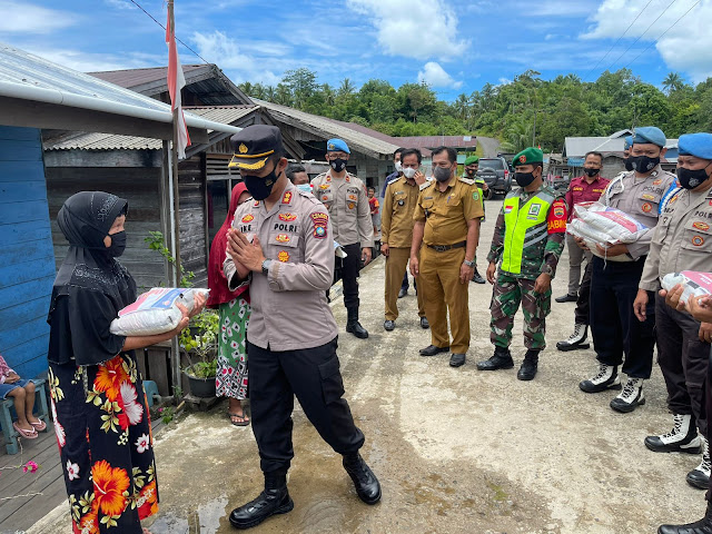 Kapolres Natuna bersama Kasi Propam Polres Natuna Menyambangi Masyarakat Desa Gajah dan Desa Cemaga Utara