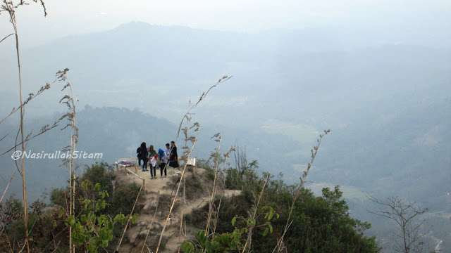 Pemandangan di puncak lainnya