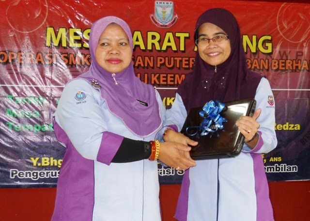 LAPTOP SUMBANGAN KOPERASI SMKWP KEPADA PIHAK SEKOLAH