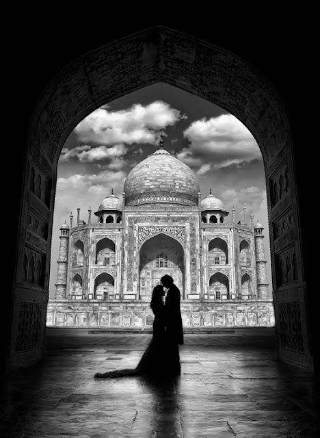 photographer helps couples