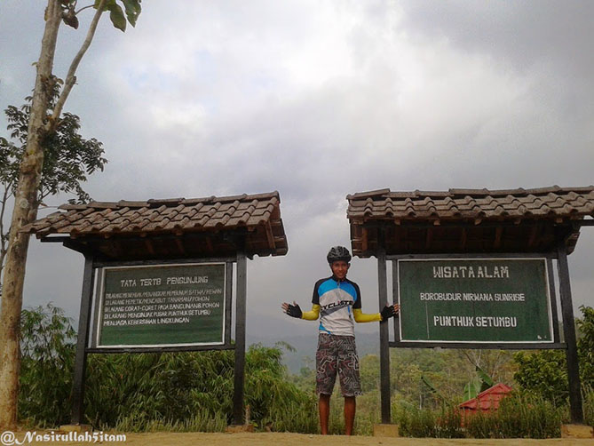 Mengabadikan di Punthuk Setumbu dengan pose yang berbeda