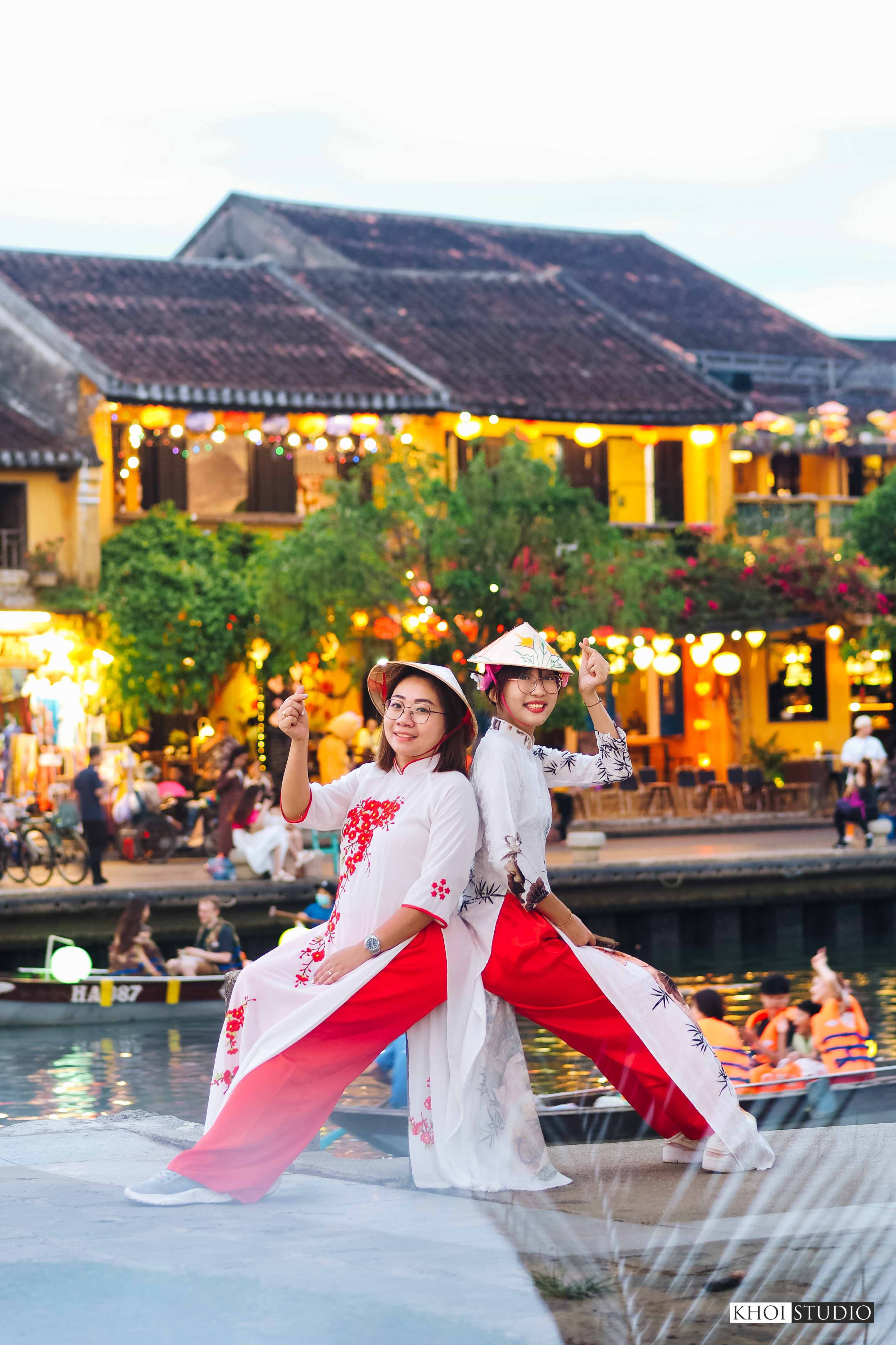 Find a family photographer in Hoi An ancient town: Family photo session with Ao Dai on Hoai River