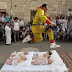 Ισπανία !!!  Φεστιβάλ baby-jumping !!!  Πάνω από μωρά κάτω ενός έτους , πηδάνε για να διώξουν το κακό ...!!! ( ΒΙΝΤΕΟ ).