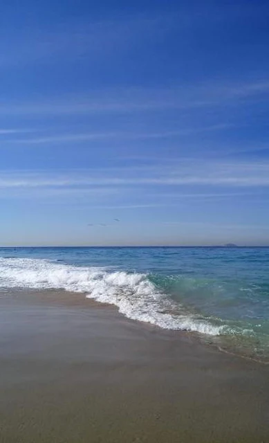 O que nos torna (Belos)?    O que realmente uma foto, lugar, pessoas nos mostram?    Postei recentemente essa foto por mim tirada, na praia do Neblon no Rio de Janeiro. Na qual obtive vários elogios, realmente é uma foto incrível, consegui captar na simplicidade de uma câmera de celular a beleza daquele lugar. Uma imagem que te faz querer estar lá de tão perfeito.    Perfeito?    Estava com muito medo de que meu celular fosse roubado, este lindo lugar é cercado de fuzis, balas perdidas, de mães que choram a perca de seus filhos em chacinas. Pessoas de bem presas nos seus luxuosos imóveis por grades de proteção, em quanto os fora das leis transitam livres sem nenhum pudor.    Isso tudo apaga a beleza deste Lugar?    Ao meu ver essa imagem continua incrível, este lugar é realmente lindo, Perfeito não.  Por trás de toda (perfeição) existem marcas e muitas vezes fingimos não ver.    Natália Rocha
