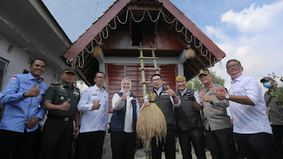 Resmikan Tapal Desa Leuit Juara di Karawang, Gubernur Jabar Sebut Persiapkan Masa Depan 