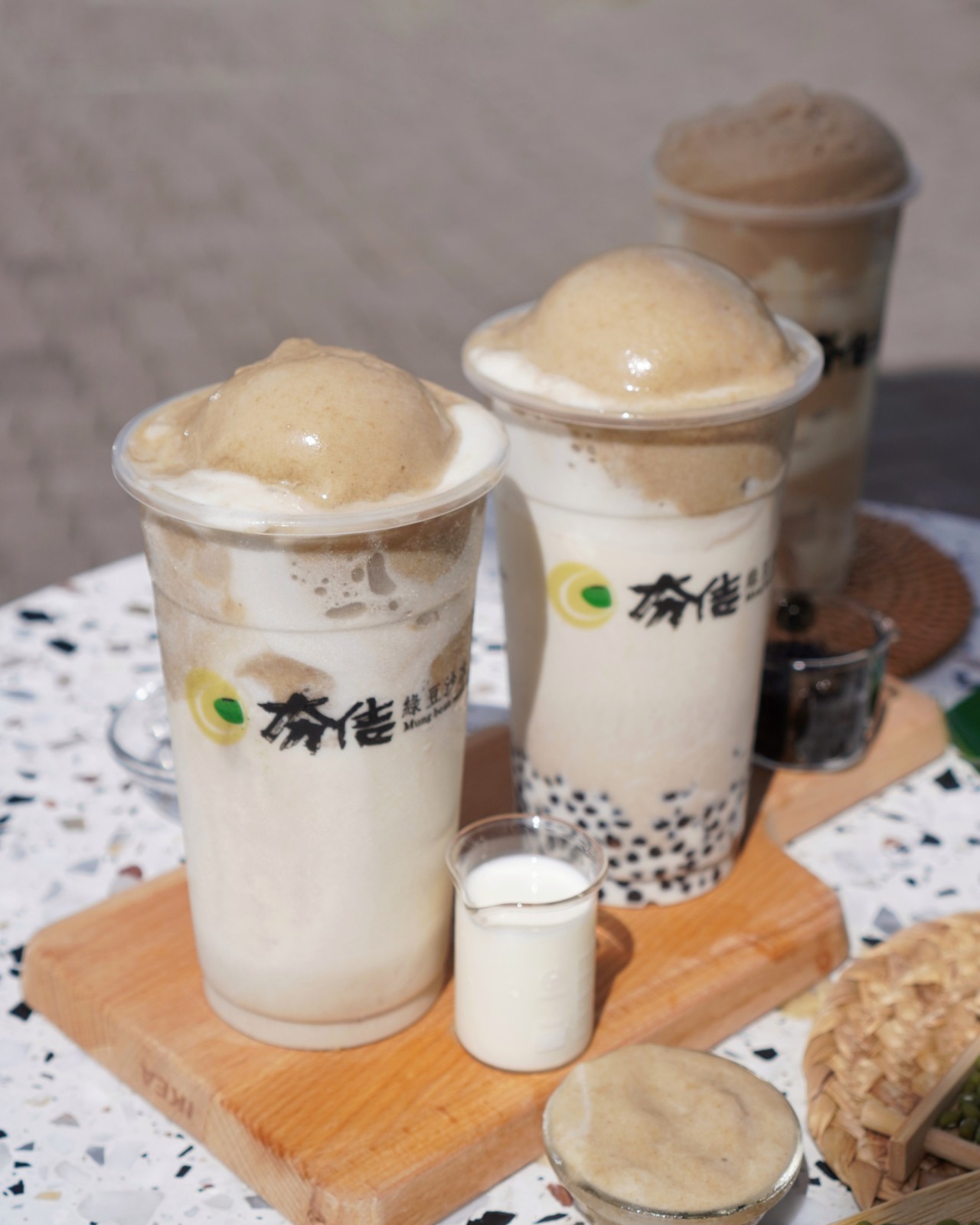 台南中西區美食【夯佶綠豆沙冰】夏天必喝超人氣飲品，海安路超夯綠豆沙專賣店！口感綿密細緻超滑順，清涼消暑推薦首選｜台南飲料推薦