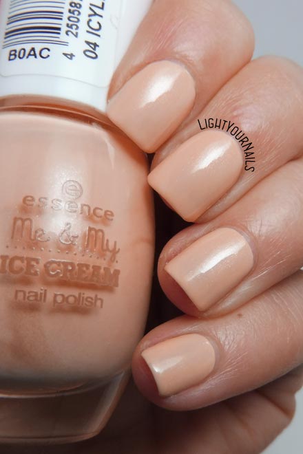 Smalto color pesca Essence Icylicious collezione Me & My Ice Cream peach colored nail polish #essence #nails #unghie #lightyournails