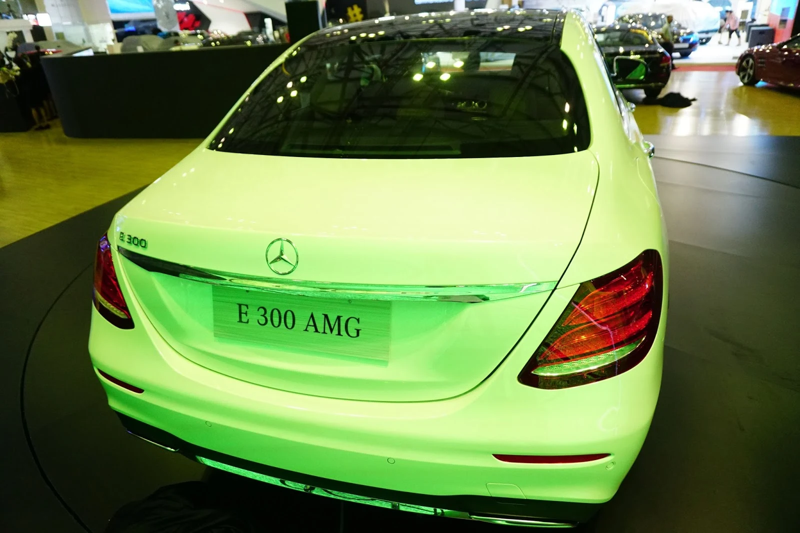 Đuôi xe của E300 AMG 2017 trông thể thao, đèn hậu đã được thay đổi