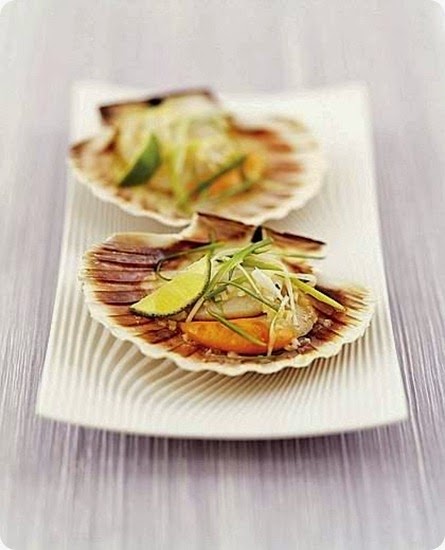 Capesante con germogli di cipolla e lime