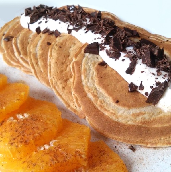 tortitas de avena con yogur griego y trocitos de chocolate sin azúcar