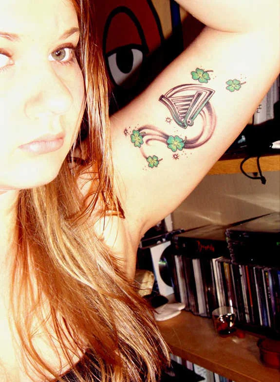chica con tatuaje celta del arpa en el brazo