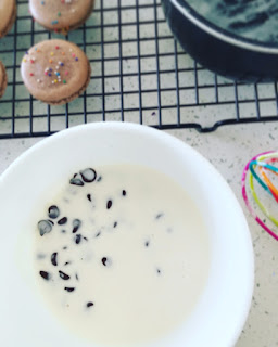 Macarons de chocolate con sprinkles