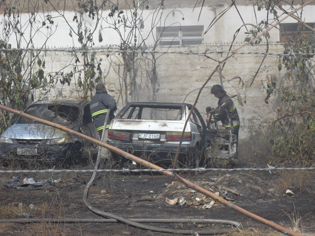 Incêncio destrói três carros no terreno em frente a Delegacia em Santa Cruz