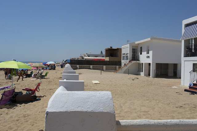 Casas construidas sobre la misma arena de la playa.