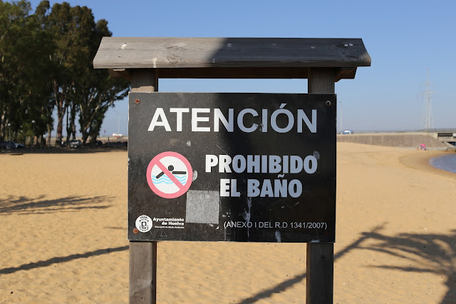 Letrero de prohibido el baño de la Playa Punta del Sebo