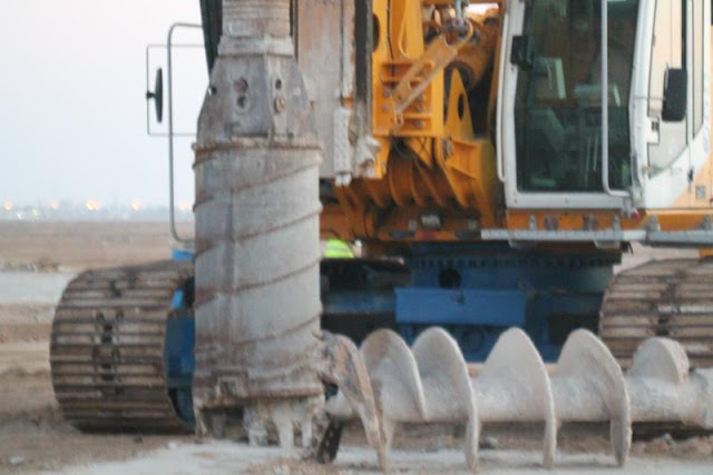 Picture of piling machine on the Kingdom Tower construction site