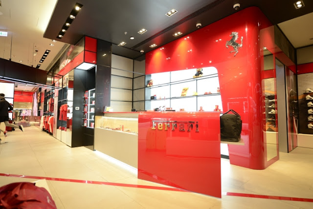 Green Pear Diaries, interiorismo, retail, Ferrari, flagship store, Dubai Mall, Dubai