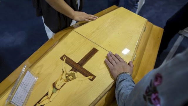 Funerária troca corpos e família vela corpo errado em SP