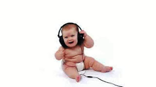 Foto gambar bayi lucu mendengarkan musik 3