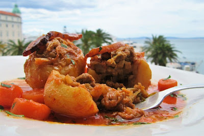 Krumpir punjen mesom i kupusom / Potatoes filled with meat and cabbage