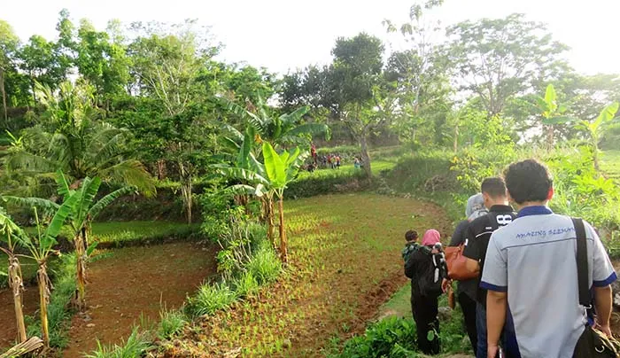 Menyusuri Jalan Setapak Menuju Bukit Klumprit