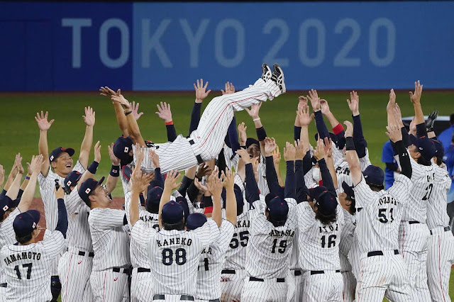 Jogadores do Japão celebram vitória no torneio olímpico de 2020