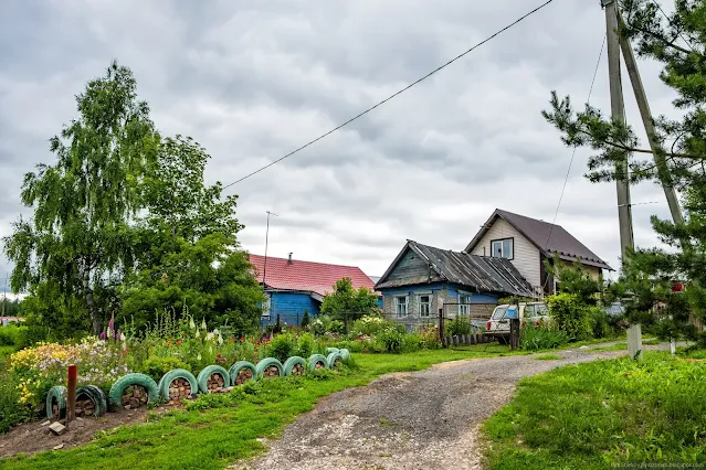 Отворот дороги в деревне