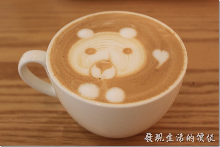 台南-A Week-Pacake-Coffee早午餐。我們點了一杯原味熱拿鐵，NT120。上面有可愛的小熊拉花，看起來應該是使用拉花工具做出來的，喝起來的口感還可以，有咖啡味但不酸不苦，只是牛奶香淡了一點，以工作熊的角度來算中等，比便利商店的好喝一點點。
