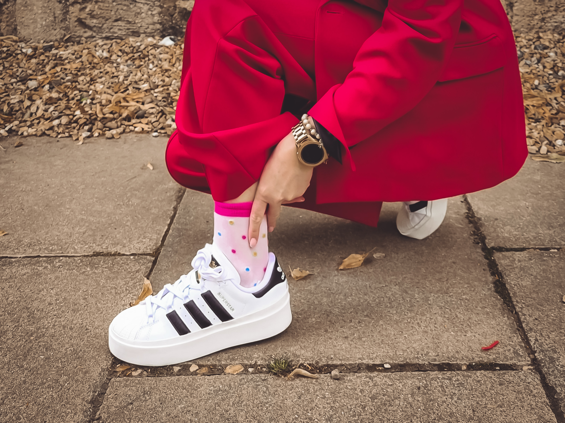 Red suit & Superstar's czyli garnitur i sneakersy na lato