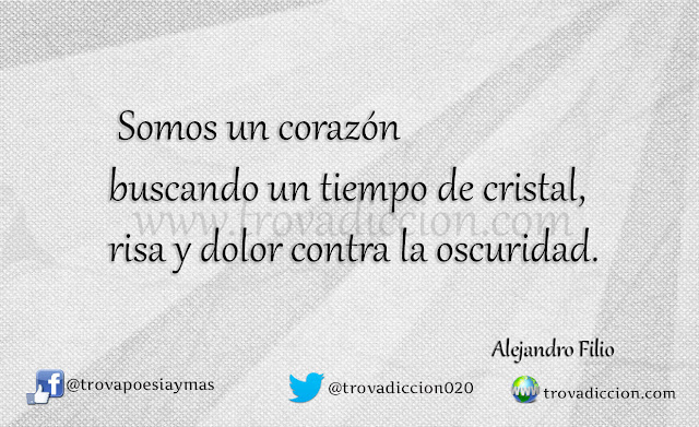  Somos un corazón, buscando un tiempo de cristal, risa y dolor contra la oscuridad.