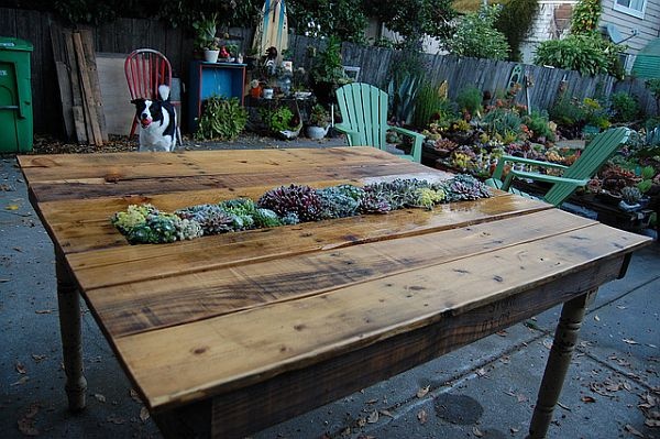 flower planter box ideas DIY Succulent Pallet Table | 600 x 399