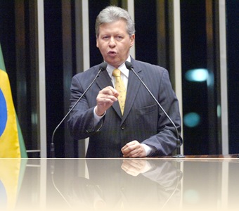 Foto: Leopoldo Silva
terça-feira, 9 de outubro de 2007

Sessão deliberativa ordinária

Tribuna:
Senador Arthur Virgílio Neto (PSDB-AM) em discurso.

Local: Plenário do Senado Federal
 
OBS:
Solicitamos sua atenção para o cumprimento da Lei do Direito Autoral n.º 5988, de 14 de dezembro de 1973, Cap. IV, Parágrafo 1º do artigo 82º, que determina:
"A fotografia quando divulgada, indicará de forma legível, o nome de seu autor". O crédito deverá ser dirigido à Leopoldo Silva/ Agência Senado.
   
