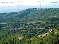 La Casa Nova de l'Obac, la Pastora, els Alts de la Pepa i les Foradades des del mirador de la Moleta