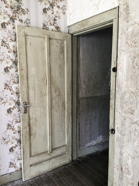 pintu kamar ibu di rumah pengabdi setan