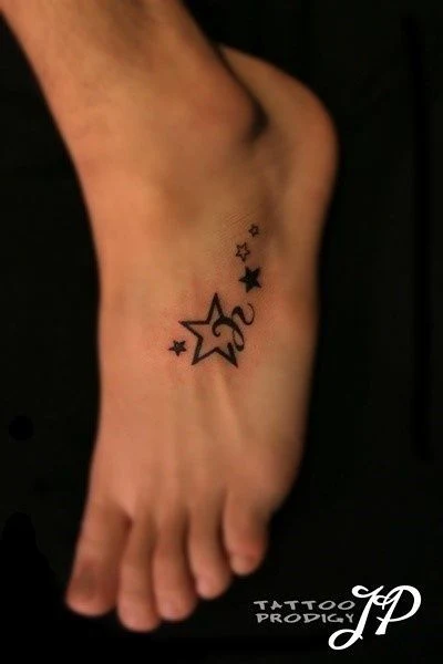 chica con tatuajes de estrellas femeninos y delicados