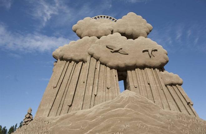 Sand Sculpture Art Work - Sculptures Working on his Creation...