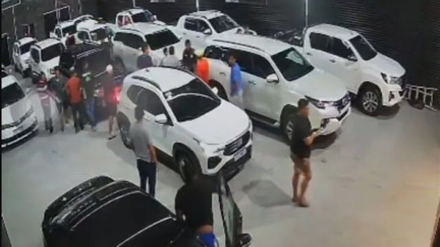 Gangue invade concessionária e rouba pelo menos 12 carros