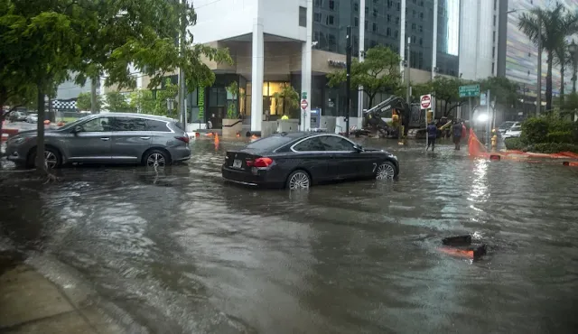 Chuvas da tempestade tropical Alex inundam ruas perto do centro de Miami no sábado.(Portal Pedro / Associated Press)
