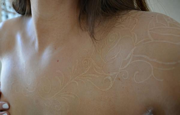 Discreto ornamentais tinta branca tatuagens