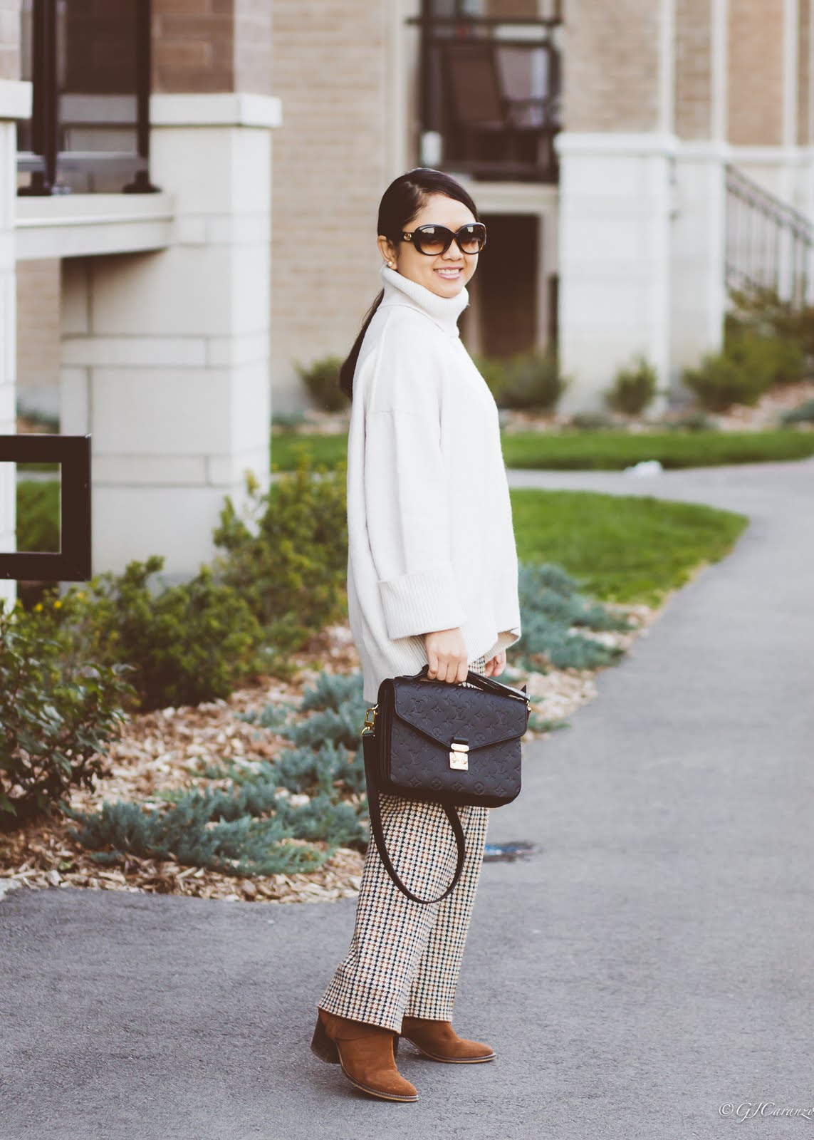 H&M Oversize Turtleneck Sweater | Zara Knit Pants | Steve Madden Suede Ankle Boots | Louis Vuitton Pochette Metis in Black Empreinte Leather | Gucci Sunglasses | Petite Outfit | Fall Fashion