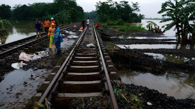 Hujan Lebat Di Kabupaten Batang Menyebabkan Banjir Dan Longsor